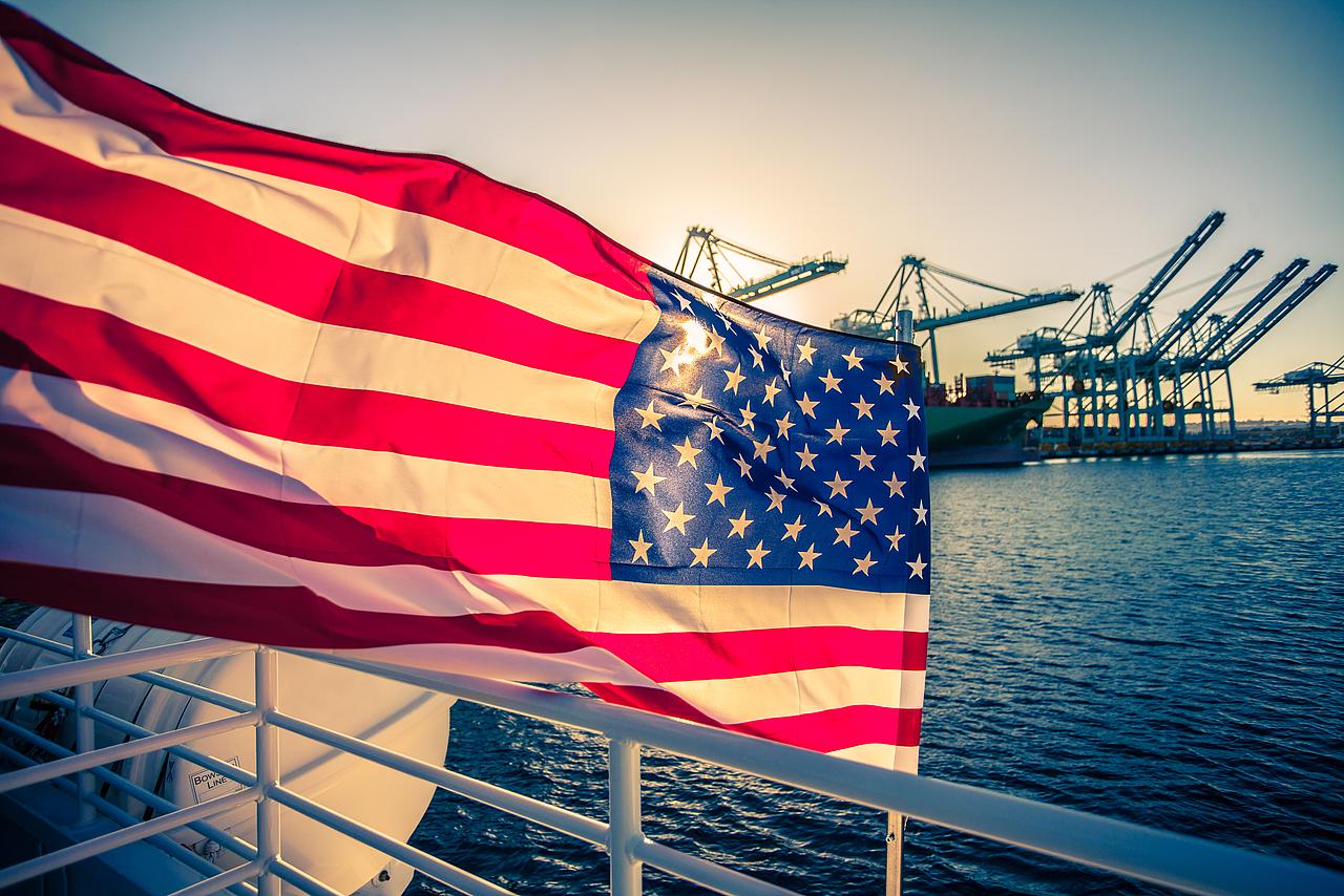 US-Flagge vor Hafen