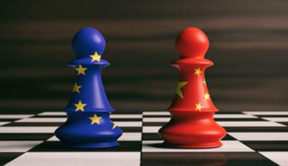 Schachfiguren mit Farben der EU- und China-Flagge