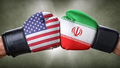Boxerhandschuhe mit den Flaggenfarben von USA und Iran