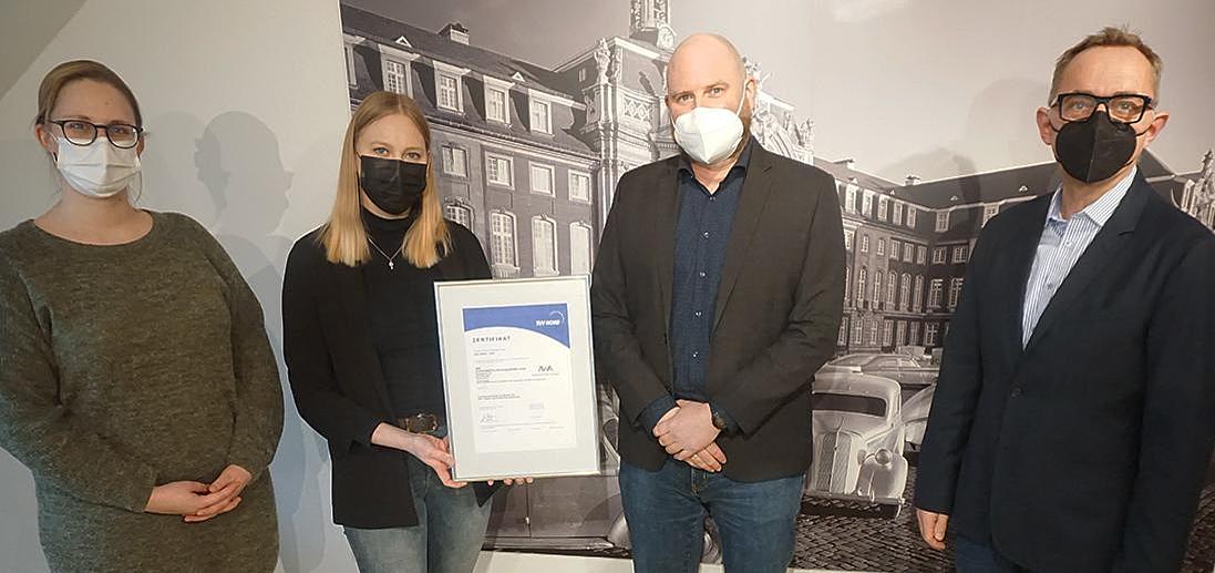 Gruppenbild mit ISO-Zertifikat