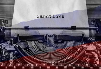 Schreibmaschine, Blatt mit Aufschrift "Sanctions"