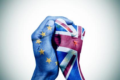 Handschlag: eine Hand in EU-Farben, die andere mit Union Jack. 