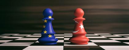 Schachfiguren in den Farben EU/Türkei
