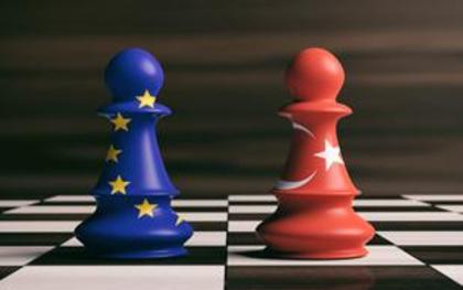 Schachfiguren in den Farben EU/Türkei