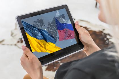 Tablet mit Ukraine- und Russland-Flagge