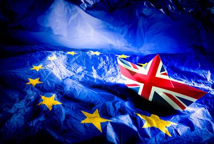 Großbritannien-Papierboot auf EU-Flagge