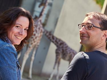 Frau und Mann vor Giraffengehege