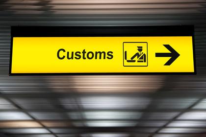 Flughafenschild mit Beschriftung "Customs"
