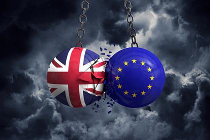 EU/UK-Abrissbirnen, die aufeinander prallen