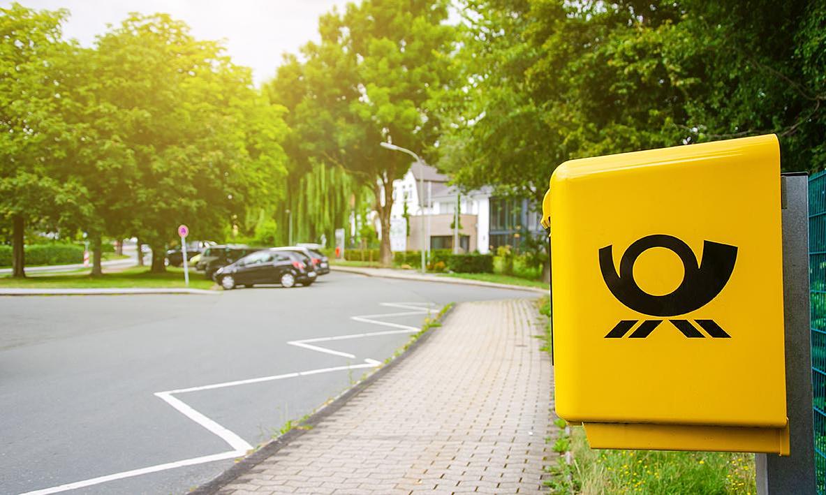 Straße mit Postkasten