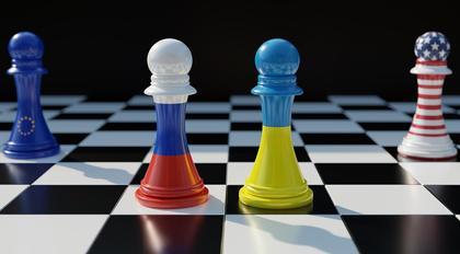 Schachbrett mit Figuren in EU-, Russland-, Ukraine und USA-Farben