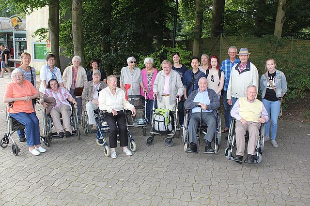 Besuchten den Allwetterzoo Münster: Mitarbeiter/-innen der AWA und die Tagespflege Haus Benteler.