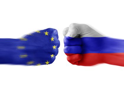 Aufeinanderprallende Fäuste in den Farben EU/Russland