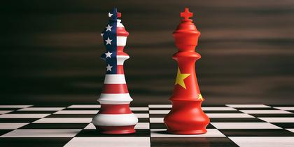 Schachfiguren jeweils in Länderflagge USA und China