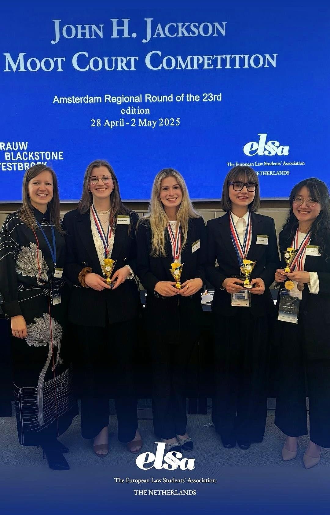 Gruppenbild der Moot Court Gewinnerinnen