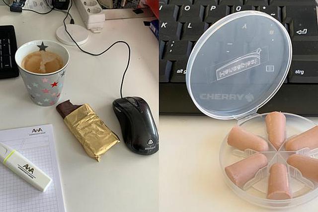 Schreibtisch mit Computermaus, Schokolade und Kaffee, Ohrstöpsel