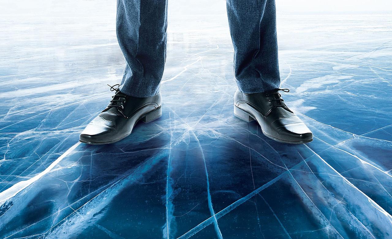 Füße auf gerissener Eisfläche