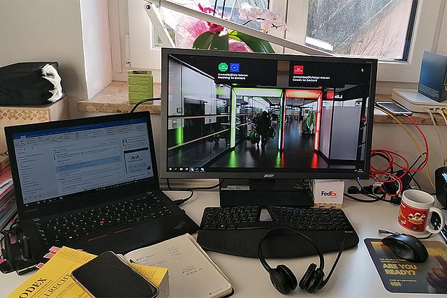 Laptop und Computerbildschirm