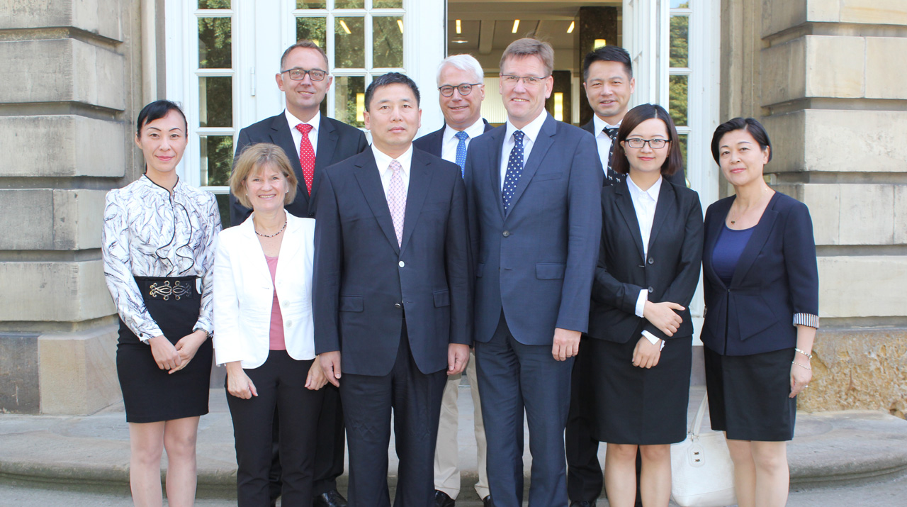 Chinesische Delegation mit Vertretern von Universität und Wirtschaft