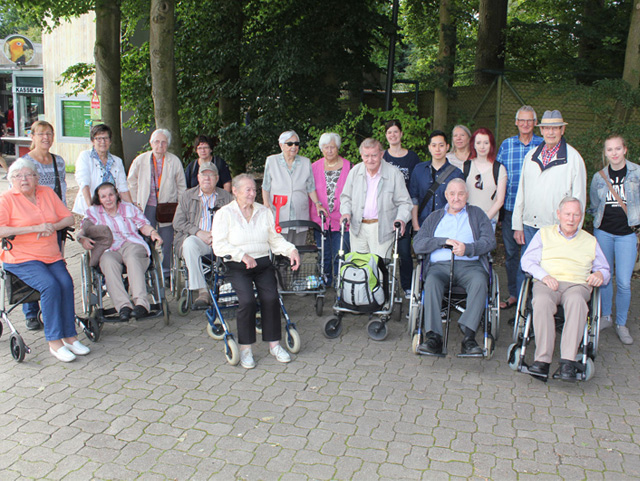 Gruppenfoto mit Rollstuhlfahrern